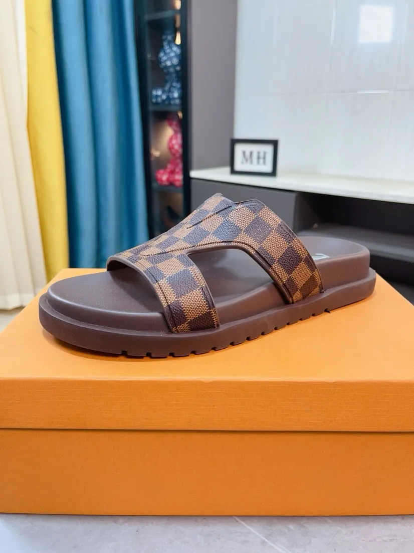 Men's shoes 💰360🌹🌹 (lv-Louis Vuitton) new men's sandals, high-end boutique, exquisite embossed logo decoration on the upper, fine workmanship, super soft soles, casual, loose and comfortable, a must-have in summer! \nsize：38-44